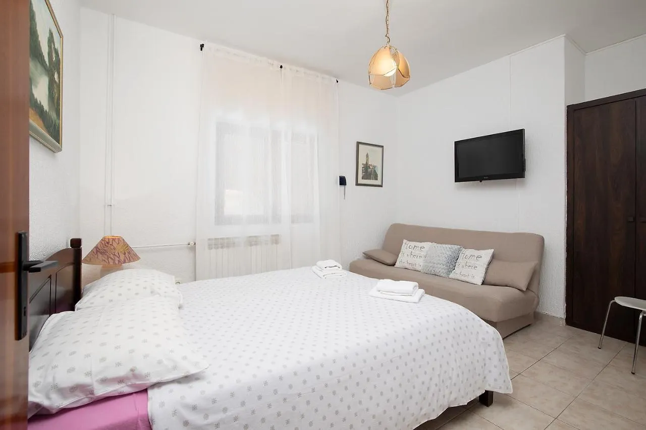 Apartments Dadic With Parking & Playground Medulin