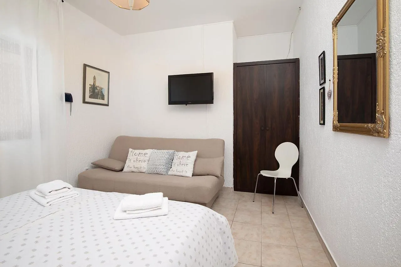 Apartments Dadic With Parking & Playground Medulin