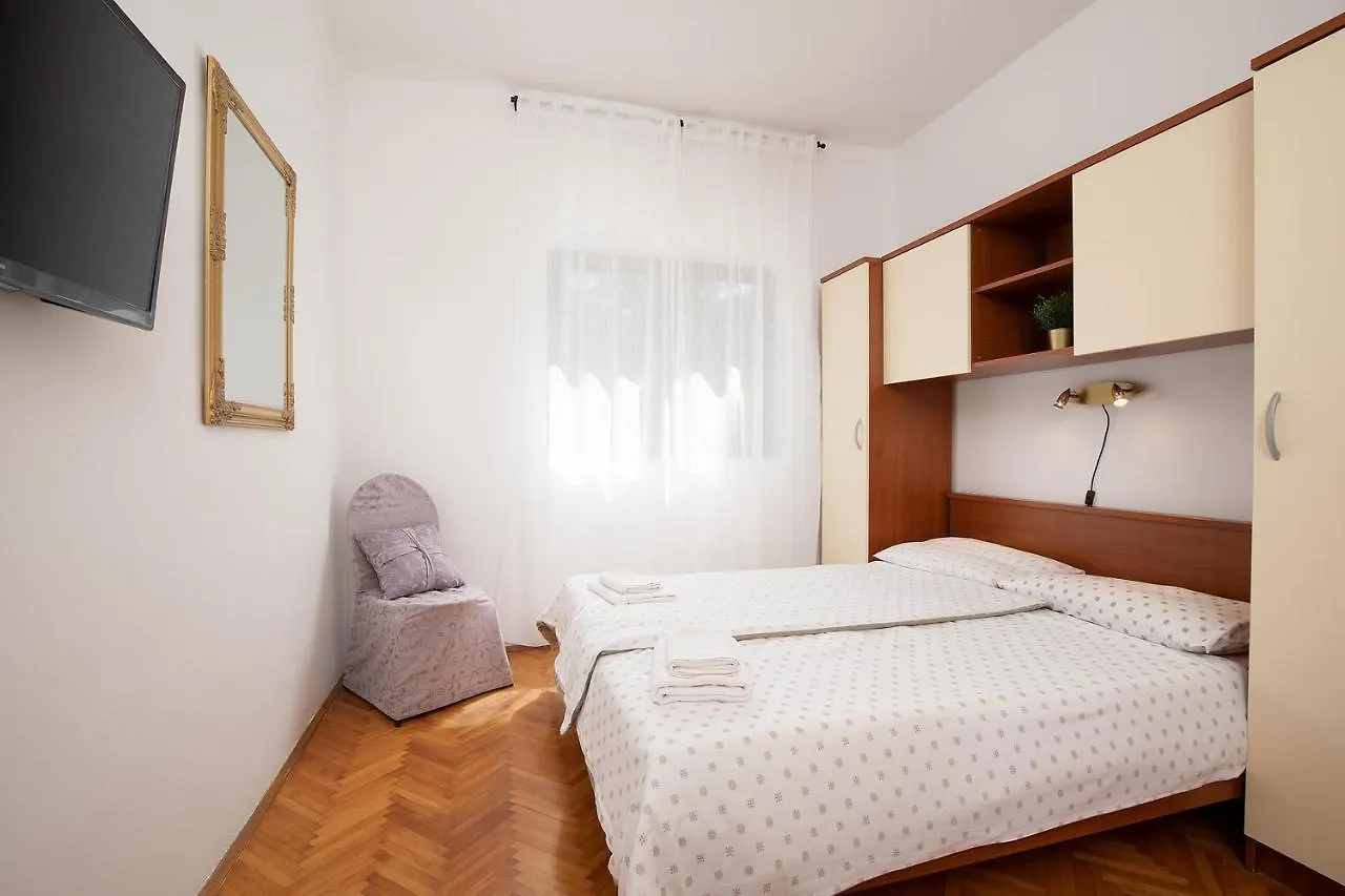 Apartments Dadic With Parking & Playground Medulin