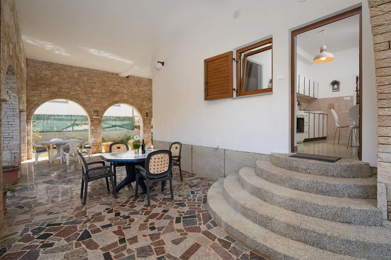Apartments Dadic With Parking & Playground Medulin