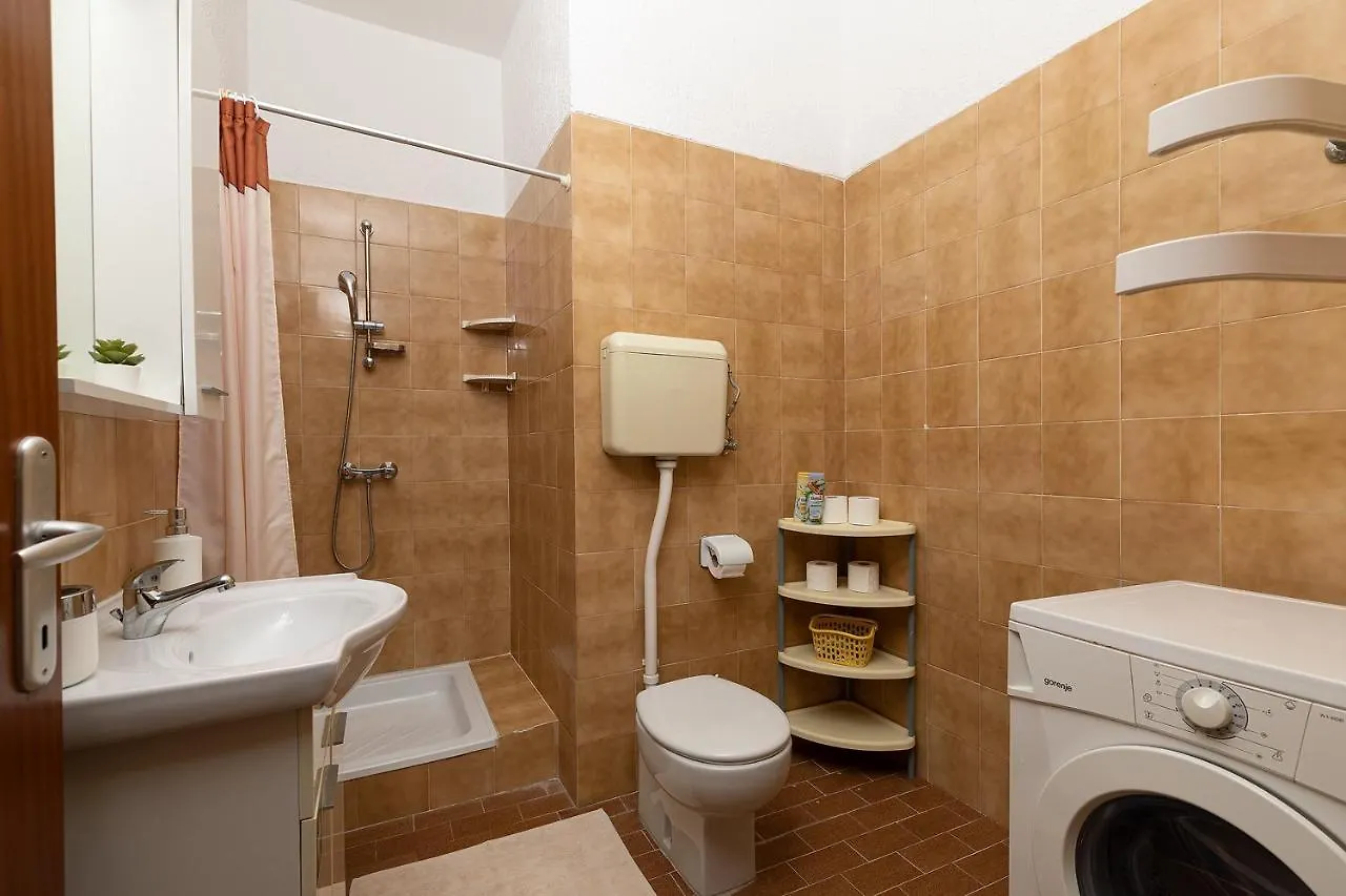 Apartments Dadic With Parking & Playground Medulin