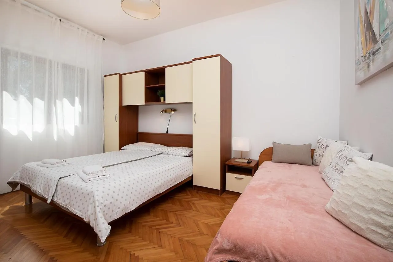 Apartments Dadic With Parking & Playground Medulin