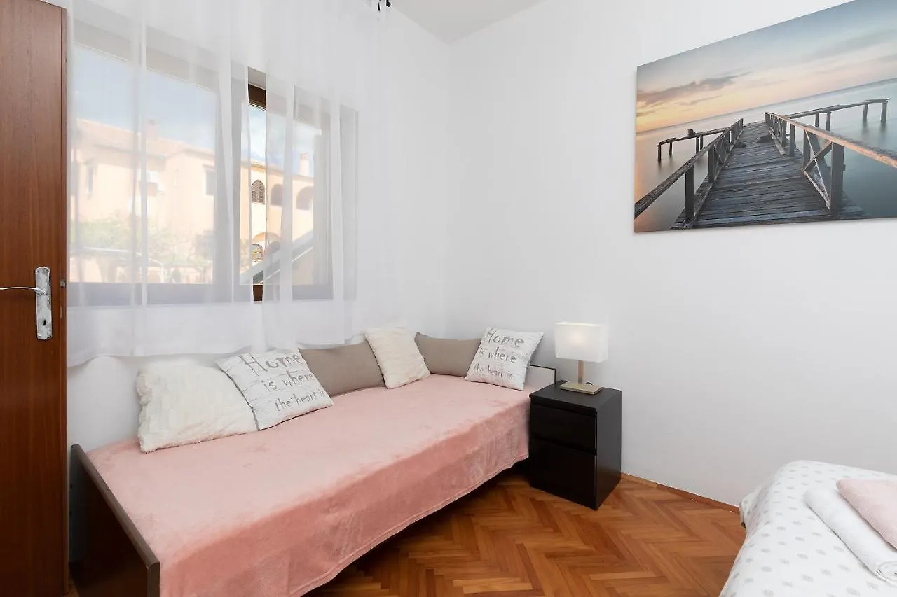 Apartments Dadic With Parking & Playground Medulin