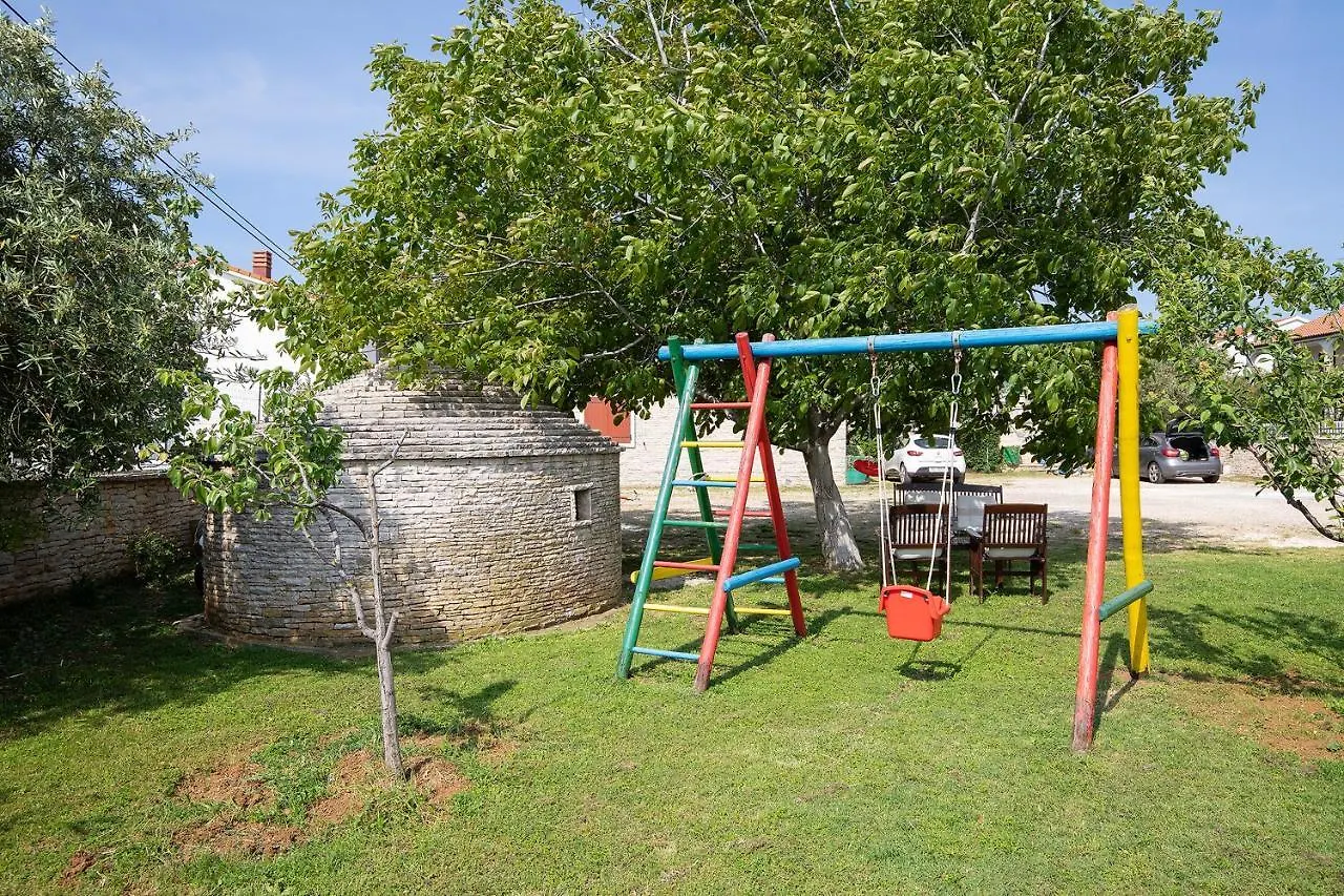 Apartments Dadic With Parking & Playground Medulin