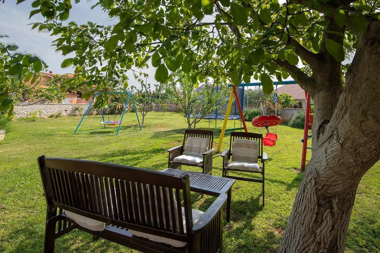 Apartments Dadic With Parking & Playground Medulin 0*,