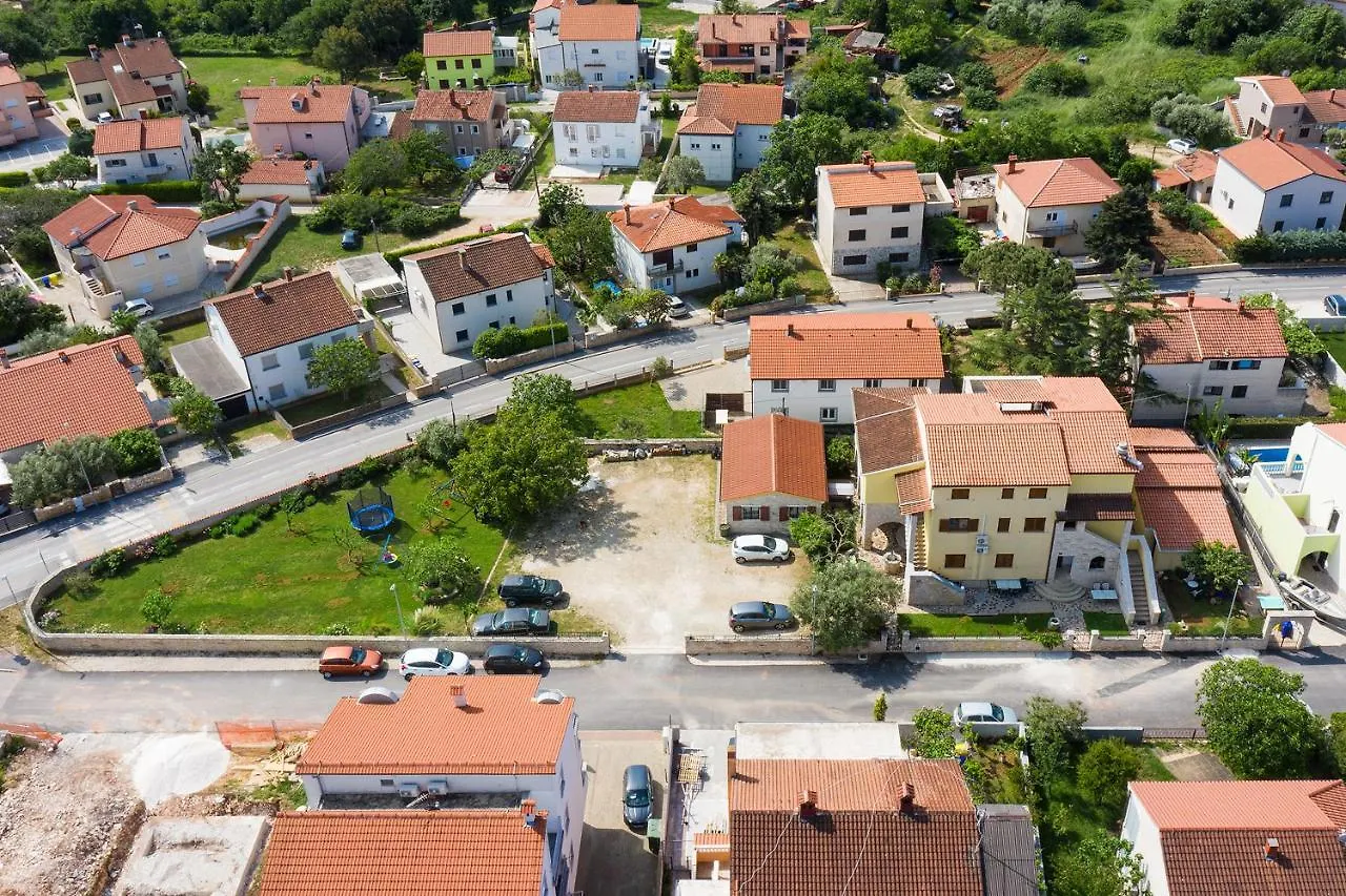 Apartments Dadic With Parking & Playground Medulin