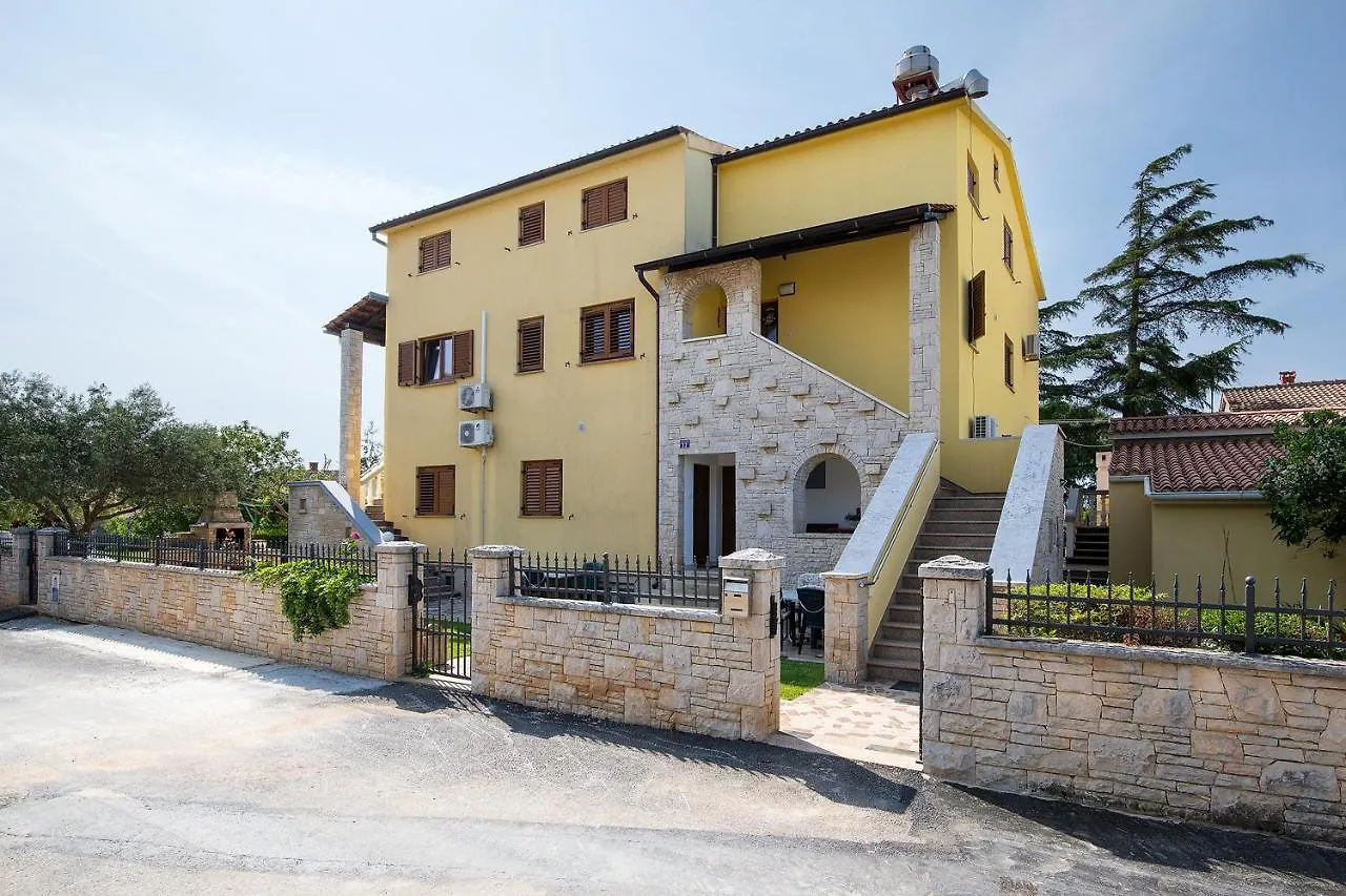 Apartments Dadic With Parking & Playground Medulin