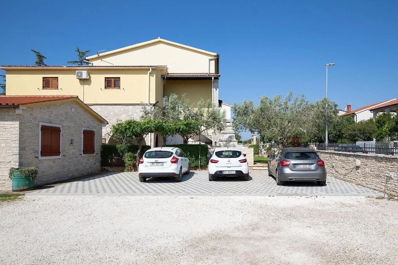 Apartments Dadic With Parking & Playground Medulin 0*,