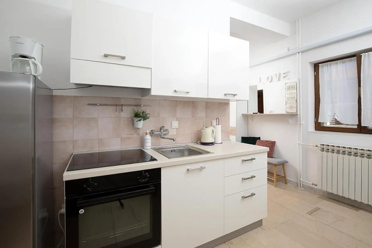 Apartments Dadic With Parking & Playground Medulin 0*,
