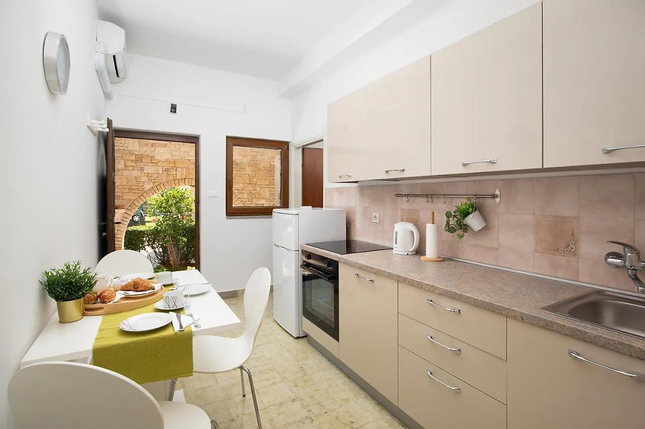 Apartments Dadic With Parking & Playground Medulin 0*,
