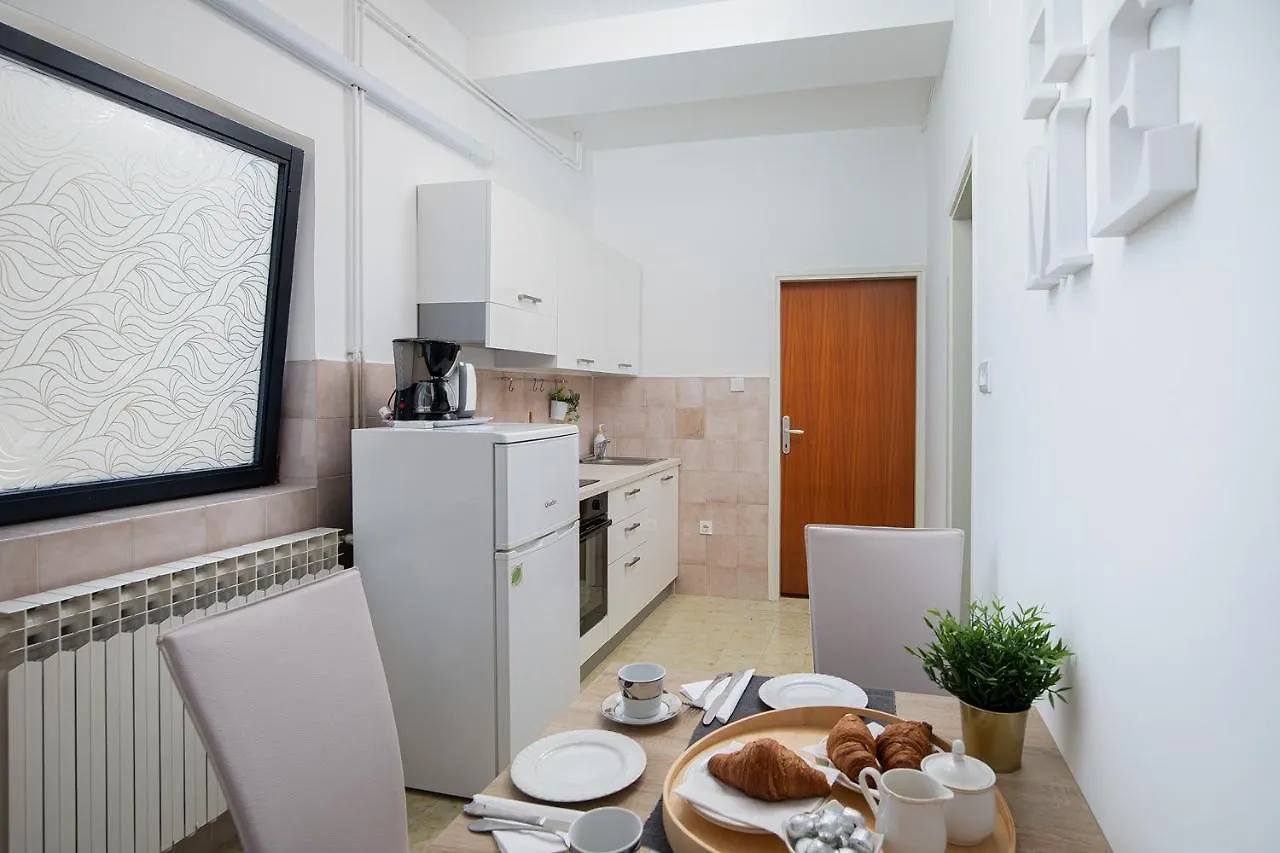 Apartments Dadic With Parking & Playground Medulin Kroatien