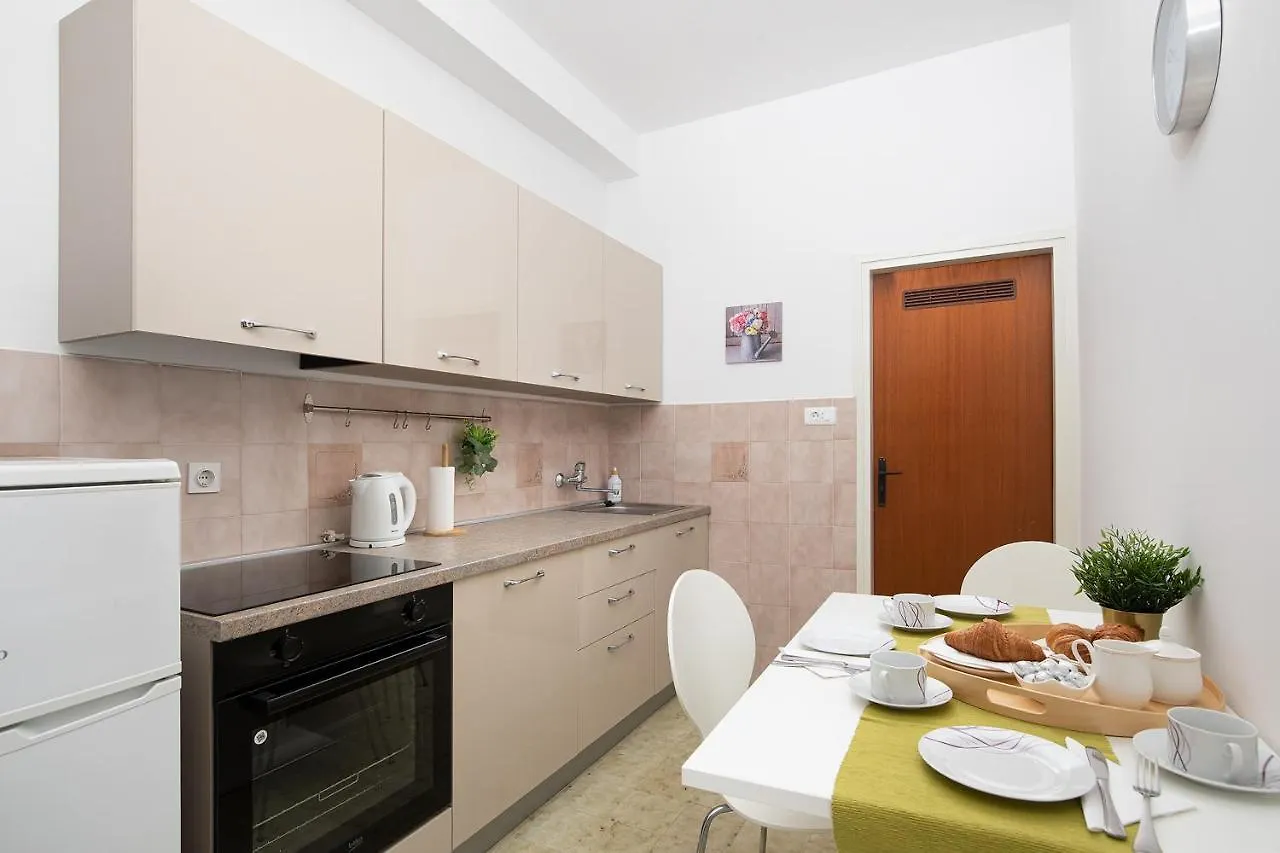 Apartments Dadic With Parking & Playground Medulin