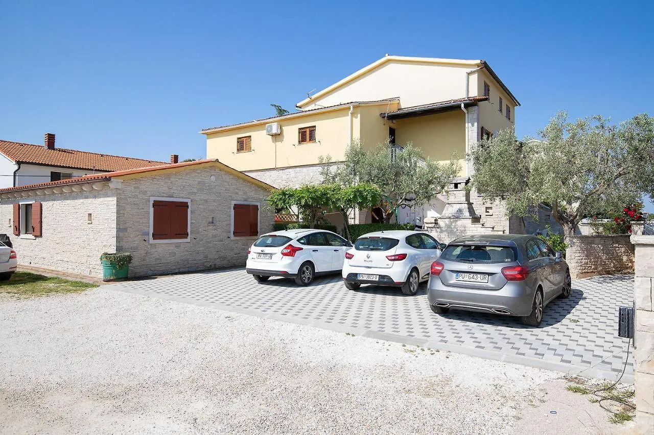 Apartments Dadic With Parking & Playground Medulin
