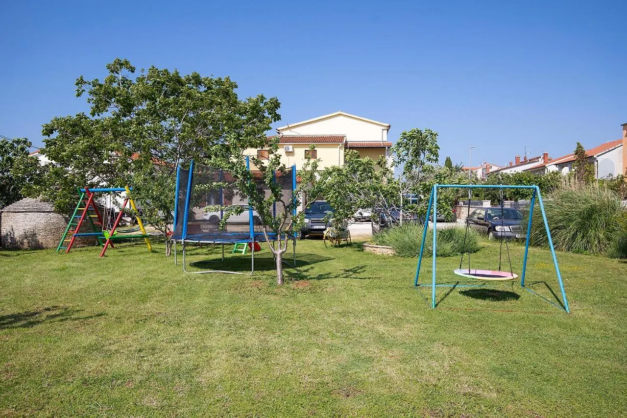 Apartments Dadic With Parking & Playground Medulin Kroatien