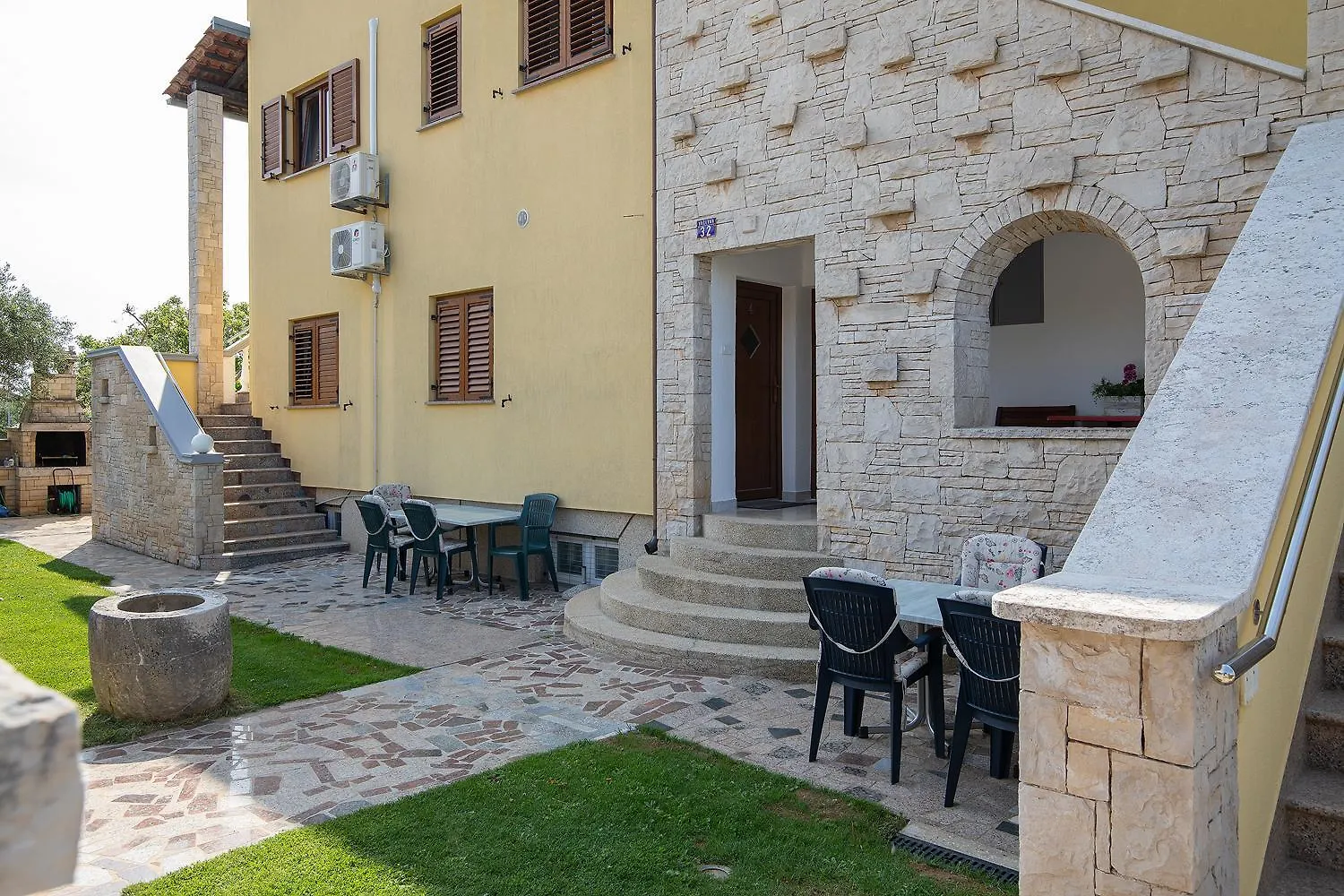 Apartments Dadic With Parking & Playground Medulin