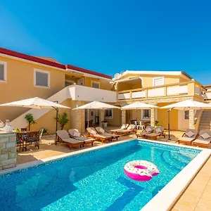 https://villa-karmen-vir-zadar-county.hotelinzadar.com